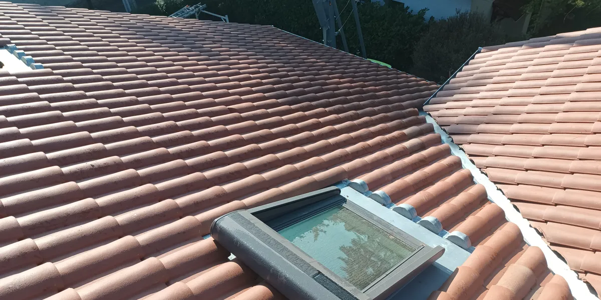Chantier KUBETOIT : Remplacement de fenêtre de toit Velux avec volet roulant extérieur - Civrieux-d'Azergues
