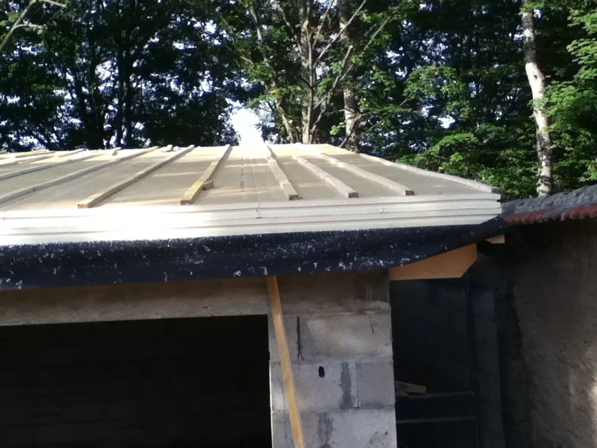 Chantier KUBETOIT : Isolation sur toiture polyuréthane deux couches croisées - Ecully
