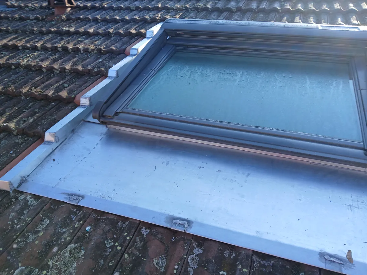 Chantier KUBETOIT : Création de fenêtre de toit Velux avec volet roulant extérieur - Lentilly